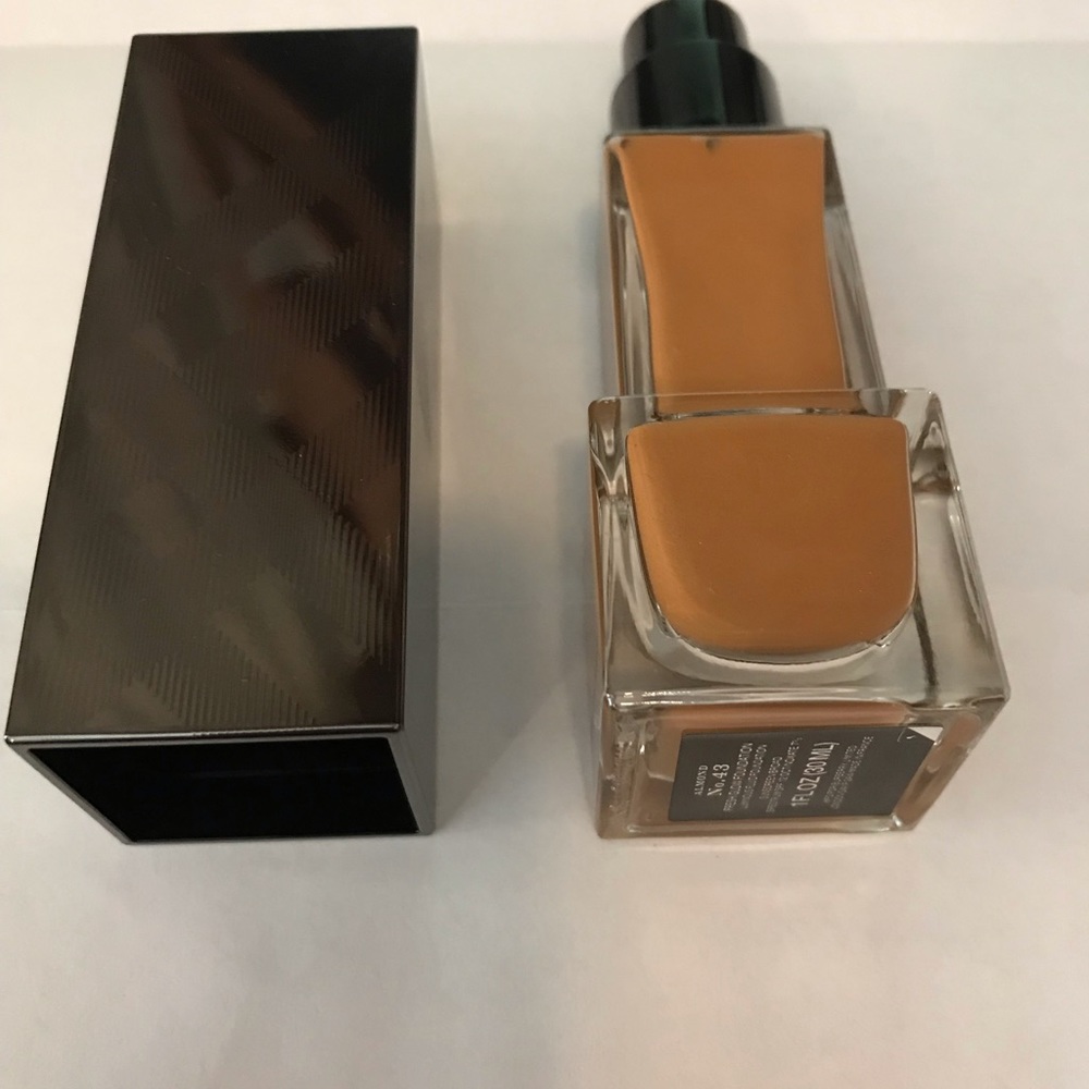 Burberry Fresh Glow Foundation Dark Sable 36 NEW